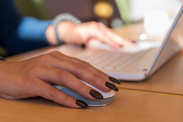 Trabalho de escritório mostra unha envernizado mão mulher com mouse óptico e tablet
 - Foto, Imagem