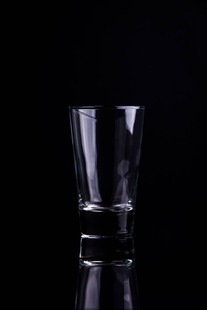 Пустой стакан на черном фоне - Фото, изображение