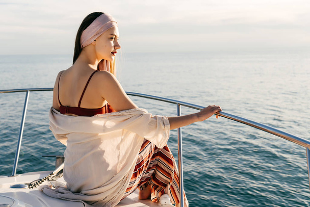 confident beautiful girl floating on the Caribbean sea, posing in the sun - Fotografie, Obrázek