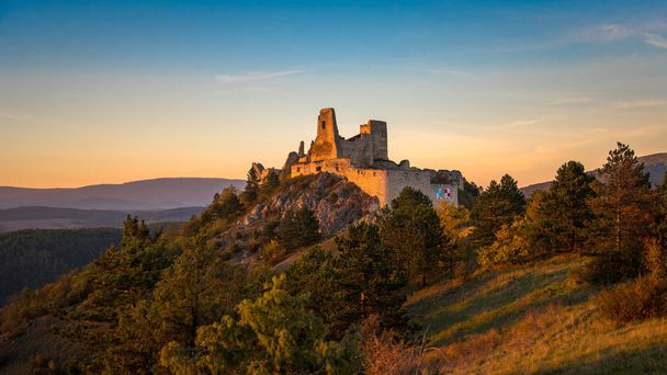 Le château de Cachtice. Résidence d'Elisabeth Bathory, la tueuse en série la plus prolifique au monde. C'est une ruine de château en Slovaquie à côté du village de Cachtice
. - Photo, image