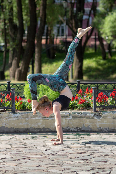 Yoga. Young Woman doing Yoga Exercises Outdoor - Foto, immagini
