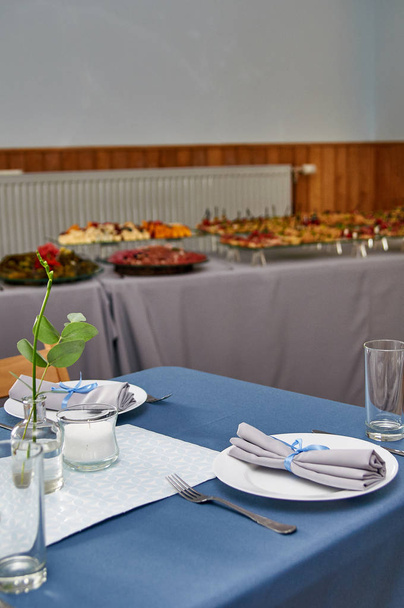 A tábla beállítása egy ünnepi ünnep. A sok különböző finom ételek, a háttérben. Egy tipikus svédasztalos az esküvő, születésnap, Keresztelő, egy másik ünnep. - Fotó, kép