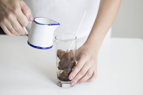 Kaffee-Eis im Glas. Eiskaffee-Cocktail oder Frappe mit Eiswürfeln und Sahne - Foto, Bild
