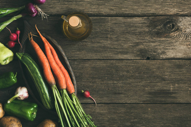 Food background, fresh organic vegetables on old rustic wooden planks - Foto, afbeelding