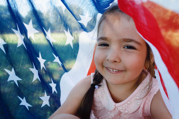 onnellinen tyttö Amerikan lippu tausta lähikuva
 - Valokuva, kuva