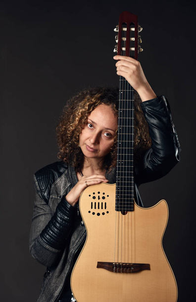 Woman with classical guitar portrait - Foto, afbeelding
