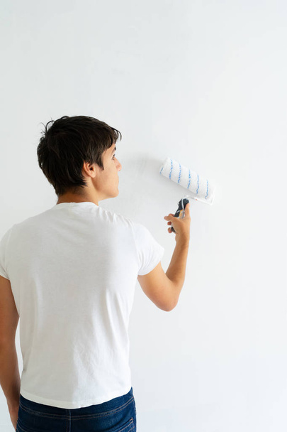 Woman painting wall - Foto, Bild