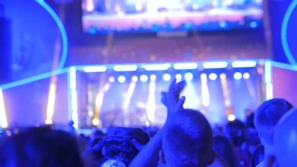 Ludzie sylwetka imprezowanie i klaskanie koncertu muzyki rock noc przed sceną - Materiał filmowy, wideo