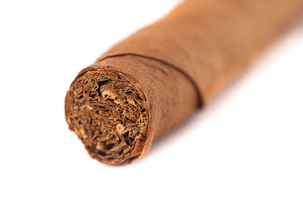 Primeros planos de cigarros cubanos aislados sobre fondo blanco
. - Foto, Imagen