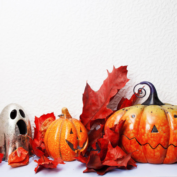 Feliz Halloween. Bodegón festivo, linterna de calabaza y hojas de otoño
. - Foto, imagen