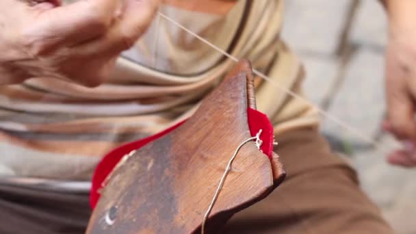Tradycyjne ręcznie robione buty, co po prostu przywiązać linę w oponach w Izmir - Materiał filmowy, wideo