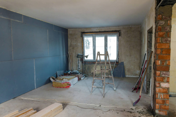 Εσωτερικό σπιτιού υπό κατασκευή. Ανακαίνιση διαμερίσματος - Φωτογραφία, εικόνα