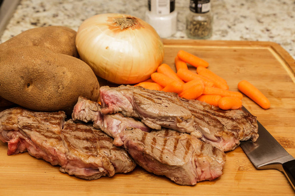 drei Chuck Steaks mit Gemüse - Foto, Bild