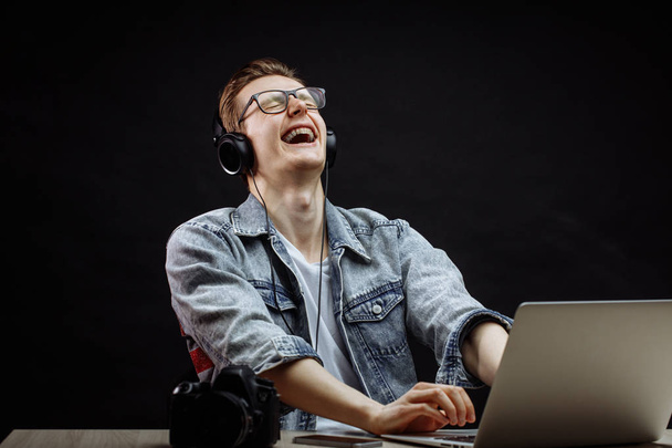 teenager in headphones is trilling with laughter - Fotoğraf, Görsel