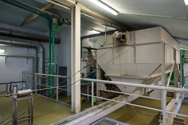 réservoir de broyage de malt à l'usine de bière
 - Photo, image