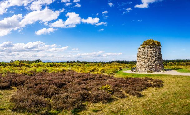 Memorial Cairn en el campo de batalla de Culloden cerca de Inverness
 - Foto, imagen
