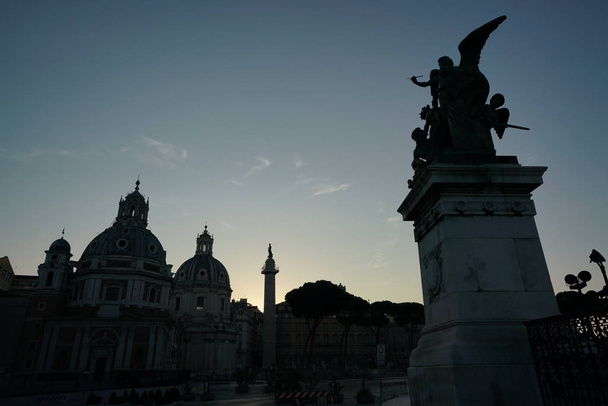 Roma, Italia-29 luglio 2018: Silhouette di Le Domus Romane di Palazzo Valentini con Fontana dell'Adriatico all'alba
 - Foto, immagini