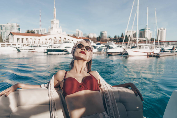luxurious beautiful woman in sunglasses resting, sailing on the Caribbean sea - Foto, imagen