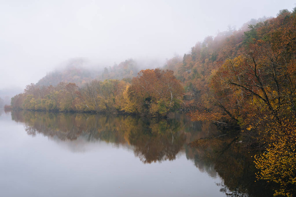 Fog and autumn color on the James River, from the Blue Ridge Parkway in Virginia. - Fotografie, Obrázek
