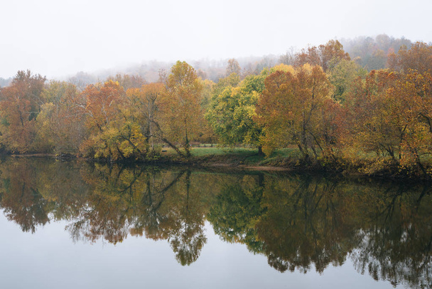 Туман и осенний цвет на реке Джеймс, с Блю Ридж Паркуэй в Вирджинии
. - Фото, изображение