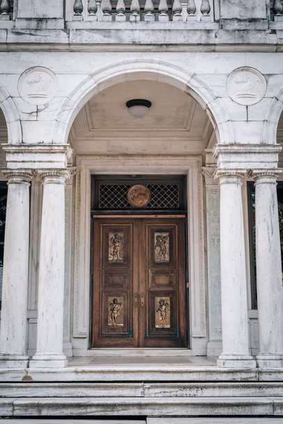 The door of Swannanoa Palace in Afton, Virginia - Photo, image