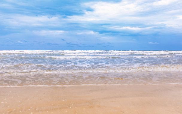 曇りの青い空と夏の休日の時間をリラックスできる波ビーチ クリーニング - 写真・画像