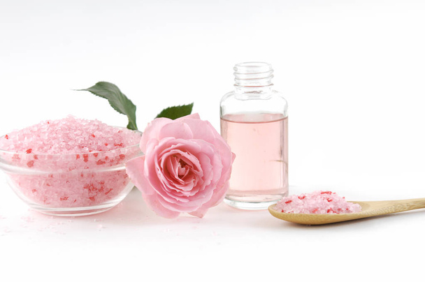 sel dans un bol avec rose rose, huile sur fond blanc
 - Photo, image