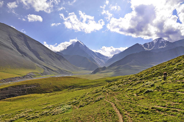 アゼルバイジャンからの山の風景 - 写真・画像