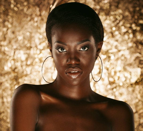 Stunning Portrait of an African American Black Woman over golden background - Φωτογραφία, εικόνα