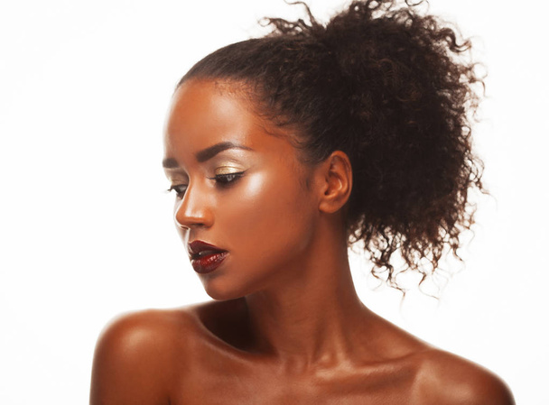 Mode en schoonheid concept: aantrekkelijke Afrikaans Amerikaanse vrouw closeup portret - Foto, afbeelding