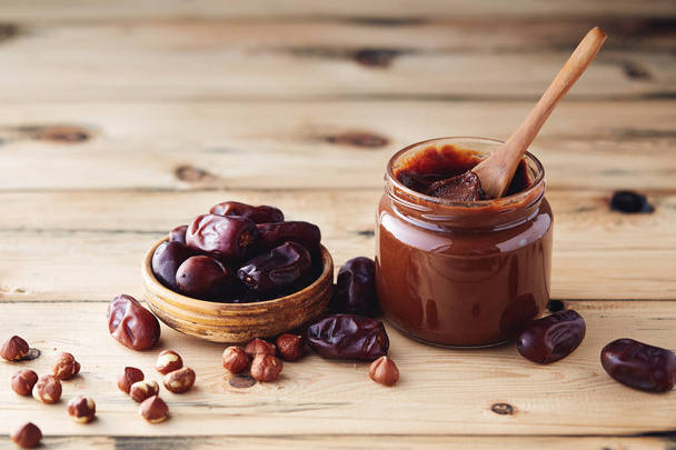 Hazelnut Chocolate Date Spread (vegan and sugar-free) - Valokuva, kuva