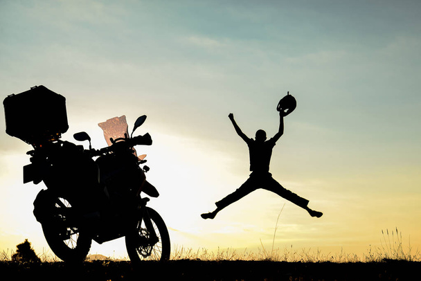 energiegeladener und begeisterter Motorrad-Abenteurer - Foto, Bild