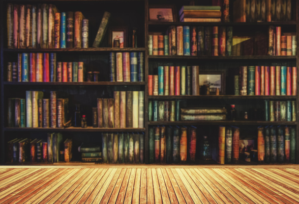 θολή bookshelf πολλά παλαιά βιβλία σε ένα βιβλιοπωλείο ή μια βιβλιοθήκη. - Φωτογραφία, εικόνα