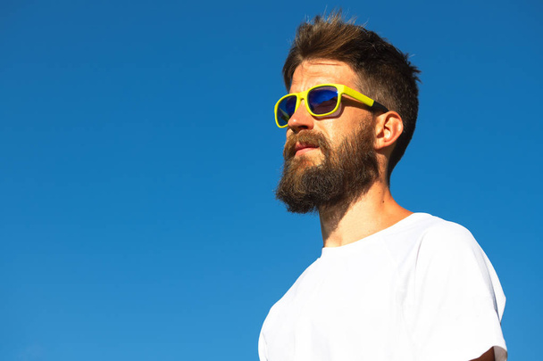 Ritratto di uomo sportivo con barba e occhiali gialli
. - Foto, immagini