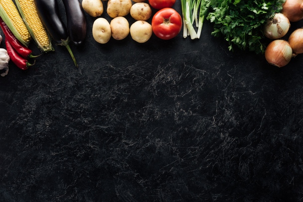 tendido plano con la composición de alimentos de la cosecha de otoño en la superficie de mármol negro
 - Foto, Imagen