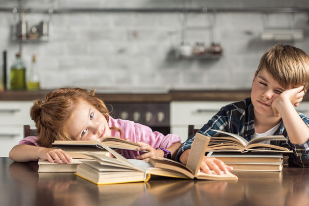 kitap ödev yaparken uyku küçük bilim adamları yorgun - Fotoğraf, Görsel