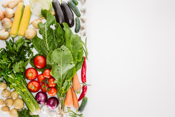 posa piatta con verdure fresche autunnali disposte isolate su bianco
 - Foto, immagini