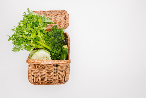 верхний вид сырых осенних овощей в корзине изолированы на белом
 - Фото, изображение