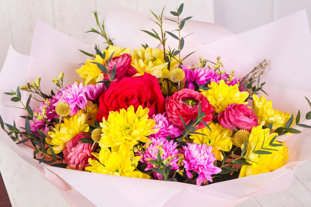 Ramo de romance con varias flores
 - Foto, imagen