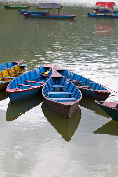 Невеликі дерев'яні човни по озеру Phewa в Покхара, Непал  - Фото, зображення