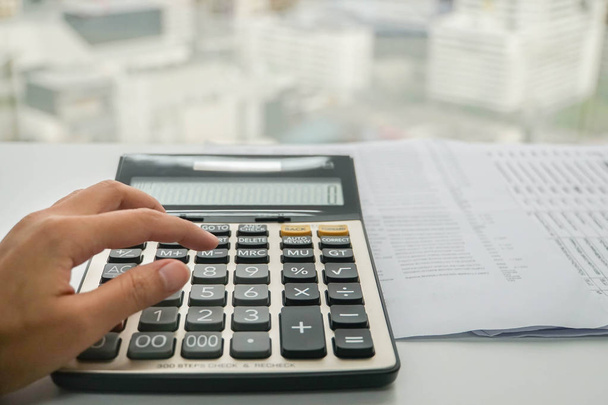 enfoque selectivo primer plano asesor contable uso calculadora de finanzas
 - Foto, imagen