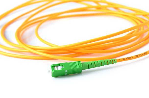 cable de fibra óptica sobre fondo blanco - Foto, imagen
