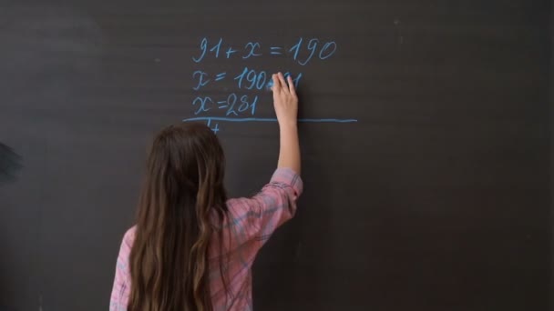 Молодой студент пишет сложные математические формулы уравнения на доске
. - Кадры, видео