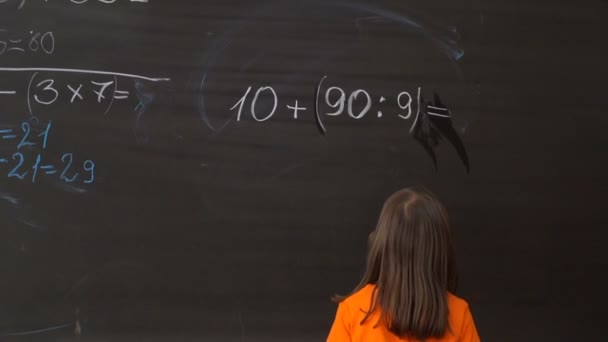 Νεαρός φοιτητής γράφοντας σύνθετη μαθηματική εξίσωση φόρμουλα στον μαυροπίνακα. - Πλάνα, βίντεο