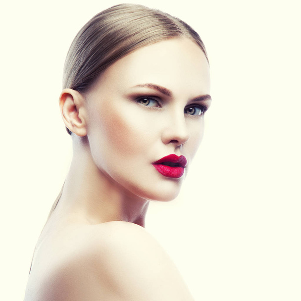 portrait de jeune femme avec maquillage naturel et lèvres rouges sur fond blanc
 - Photo, image