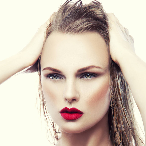 muotokuva nuori nainen luonnollinen meikki ja punaiset huulet valkoisella taustalla
 - Valokuva, kuva
