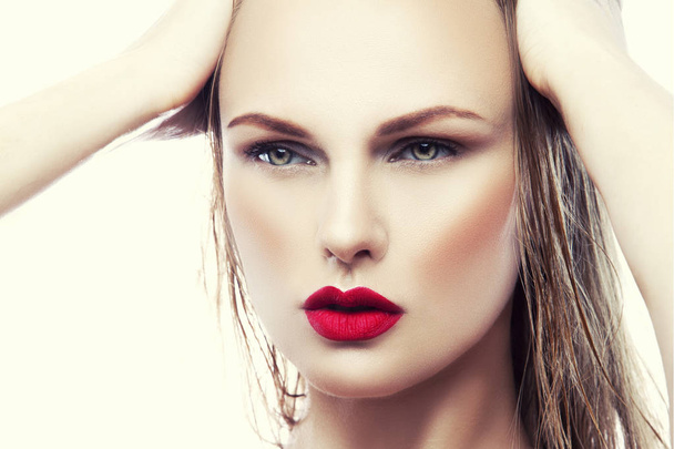 muotokuva nuori nainen luonnollinen meikki ja punaiset huulet valkoisella taustalla
 - Valokuva, kuva