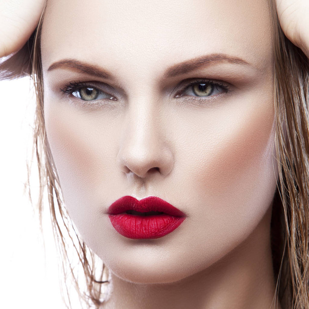 Portret młodej kobiety z naturalnego makijażu i czerwone usta na białym tle - Zdjęcie, obraz