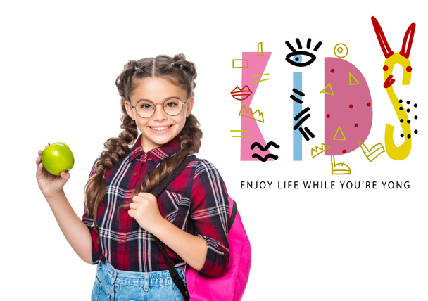 Lächelndes Schulkind mit Rucksack, in dem Apfel isoliert auf weißem Grund steht, mit "Kinder" -Schriftzug - Foto, Bild