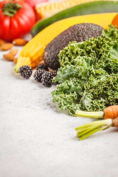 Frutas, verduras y bayas de color sobre un fondo blanco. Concepto de alimentación limpia, antecedentes alimenticios saludables
. - Foto, imagen